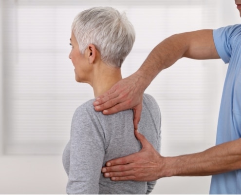 Osteopatía geriátrica en Benalmádena: mejora la calidad de vida de tus mayores con nuestros tratamientos especializados